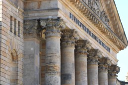 Säulenportikus des Bundesverwaltungsgerichts in Leipzig mit dem Schriftzug BUNDESVERWALTUNGSGERICHT