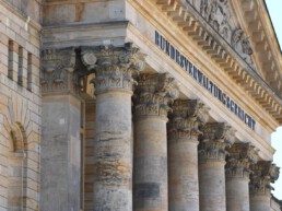 Säulenportikus des Bundesverwaltungsgerichts in Leipzig mit dem Schriftzug BUNDESVERWALTUNGSGERICHT